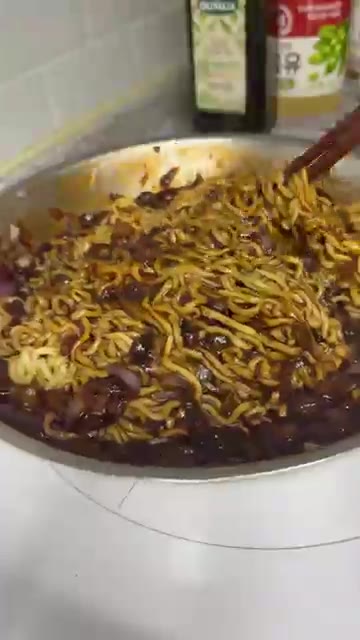 삶은 면을 넣고 센 불에서 빠르게 볶아주면 짜파게티가 훨씬 짜장면스… — 짜파게티를 중국집 짜장면처럼 만드는 방법