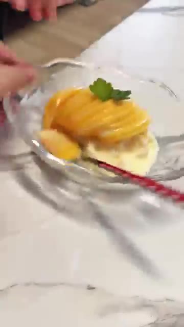 썰어둔 복숭아를 올리고 연유를 뿌려줍니다. — 초간단 복숭아 빙수 레시피