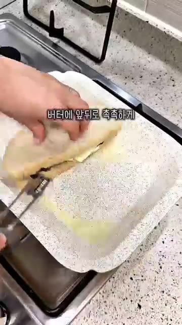 식빵 위에 브리치즈를 썰어 올리고 블루베리 콩포트를 듬뿍 올린 후… — 블루베리 치즈 토스트 레시피