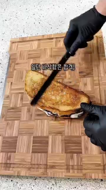 팬에 버터를 녹이고 식빵을 올려 앞뒤로 노릇하게 굽는다. 뚜껑을 덮… — 블루베리 치즈 토스트 레시피