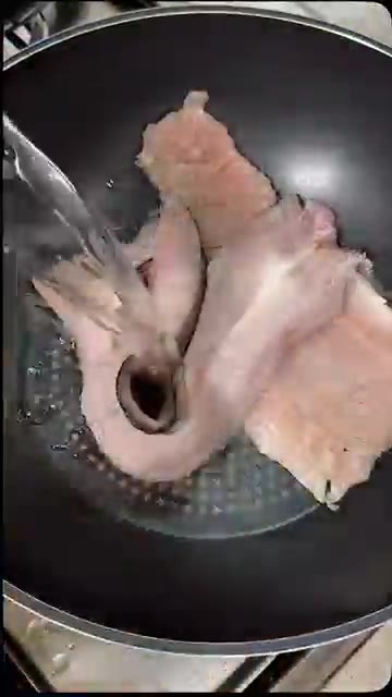 손질한 바다장어를 끓는 물에 넣어 한번 데쳐 건져냅니다. — 바다장어탕 만들기