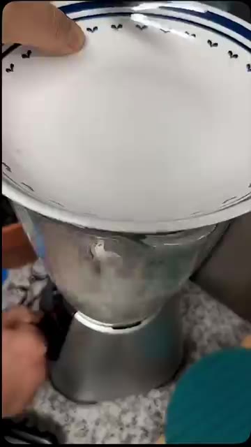 데친 장어는 뼈를 발라내고 살을 먹기 좋게 준비합니다. — 바다장어탕 만들기