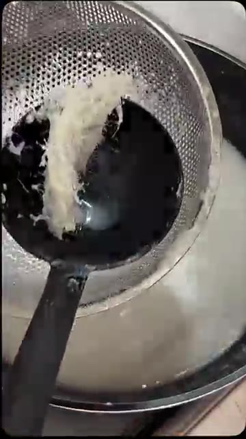 만든 장어 육수를 냄비에 붓고 끓이면서 뼈를 걸러내고 맑은 육수를… — 바다장어탕 만들기