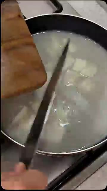 준비된 육수에 무부터 넣고 끓이다가 얼갈이를 넣고 끓입니다. — 바다장어탕 만들기