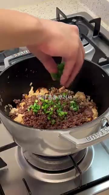 버섯이 익으면 밥 1공기를 넣고 고루 섞어줍니다. — 매일 먹어도 질리지 않는 10분 버섯솥밥 레시피