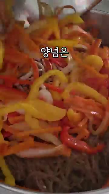 끓인 양념장에 당면을 넣고 볶아주면 양념은 쏙 배면서 면이 훨씬 덜… — 잡채 당면 절대 안 불게 만드는 3가지 비법