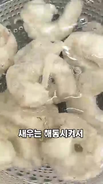 팬에 기름을 넉넉히 두르고 부추 반죽을 올린다. — 새우부추전 레시피: 비 오는 날 맥주와 함께!