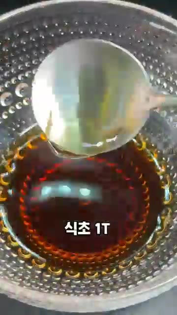 간장 1T와 고춧가루 1T를 섞어 양념장을 만든다. — 새우부추전 레시피: 비 오는 날 맥주와 함께!