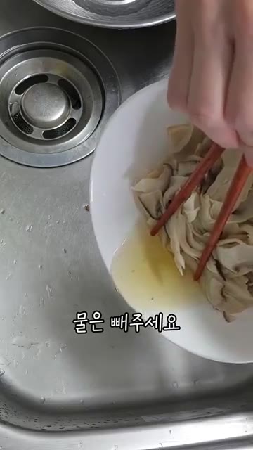 전자레인지에 돌린 새송이버섯의 물기를 빼주세요. — 초간단 새송이버섯 들깨무침 레시피