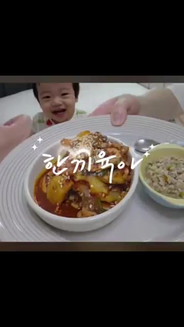 물이 끓으면 꽃게를 넣고 색이 변하면 양파, 애호박, 두부를 넣습니… — 시원하고 칼칼한 제철 꽃게탕 끓이는 법
