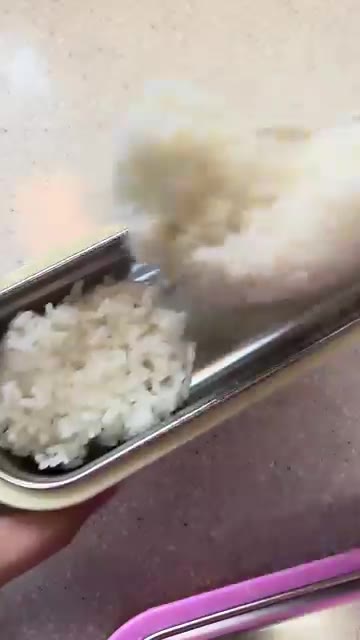 도시락 통에 밥을 담는다. — 프리랜서 떠시락🍡 도시락 만들기