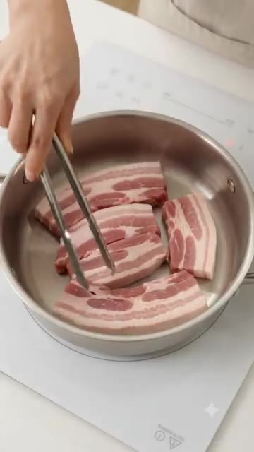 팬에 돼지고기를 올리고 김치를 그 위에 얹어줍니다. — 익은 묵은지와 돼지고기의 환상 조합 밥도둑 묵은지김치찜 완성하기