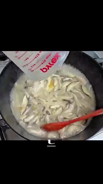 육수가 끓으면 풀어둔 가루를 넣고 팽이버섯을 넣어줍니다. — 버섯 들깨탕 레시피