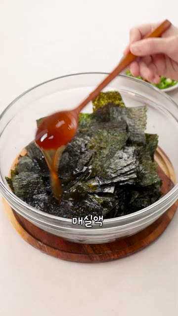 구운 김을 먹기 좋게 자른 뒤 간장, 참치액, 매실액, 올리고당,… — 묵은 김의 대변신! 김무침✨