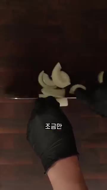 냄비에 먹기 좋게 썬 김치, 돼지고기, 양파, 두부를 모두 넣고 김… — 돼지고기 김치찌개 레시피