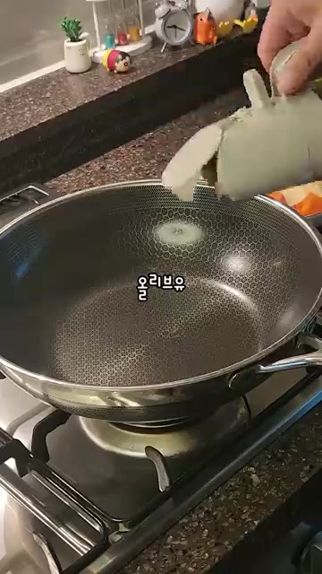 남은 치킨을 먹기 좋게 찢어 준비한다. 감자, 당근, 양파, 고구마… — 초간단 치킨카레 레시피