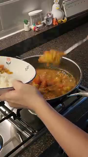 완성된 카레를 밥 위에 얹어낸다. — 초간단 치킨카레 레시피