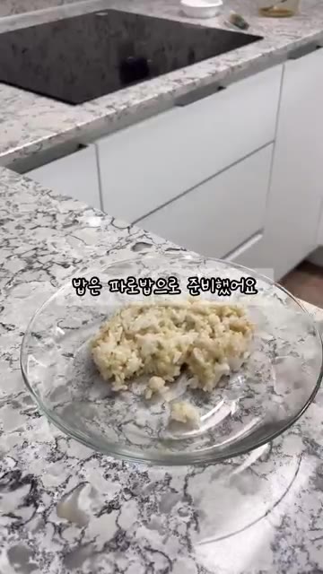 팽이버섯 하나를 밑동만 잘라 팬에 함께 구워준다. — 아이돌 컴백전 식단 레시피