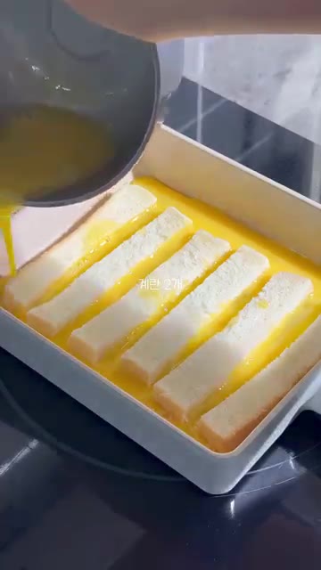 식빵 6개를 팬에 올린다. — 간단한 아침 식빵 치즈롤