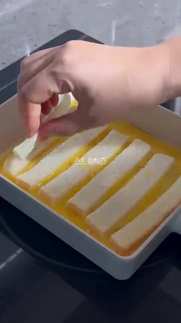 계란 2개를 풀어 식빵 위에 붓는다. — 간단한 아침 식빵 치즈롤