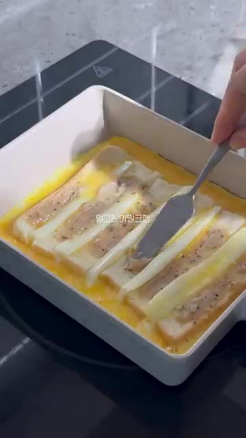 스트링 치즈 2개를 식빵 위에 올린다. — 간단한 아침 식빵 치즈롤