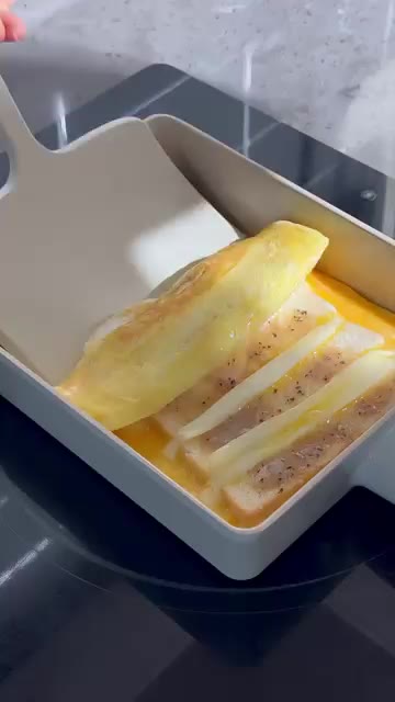 밀크잼 1큰술을 올린다. — 간단한 아침 식빵 치즈롤