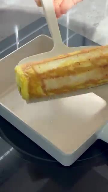 식빵을 계란물과 함께 돌돌 만다. — 간단한 아침 식빵 치즈롤