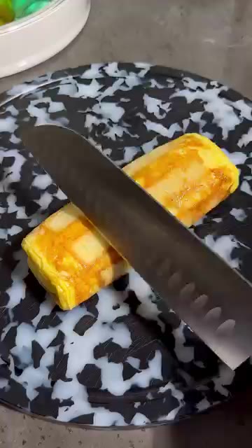 완성된 롤을 먹기 좋게 자른다. — 간단한 아침 식빵 치즈롤