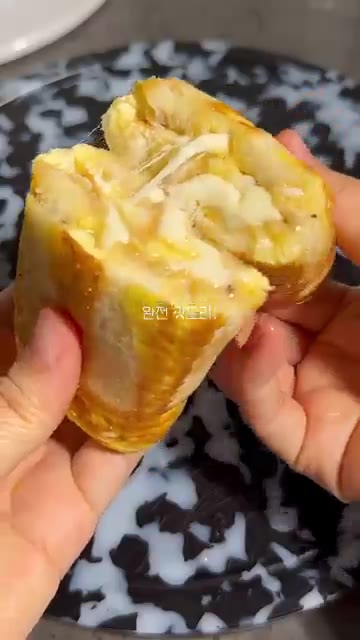 치즈가 녹아내리는 식빵 치즈롤을 즐긴다. — 간단한 아침 식빵 치즈롤