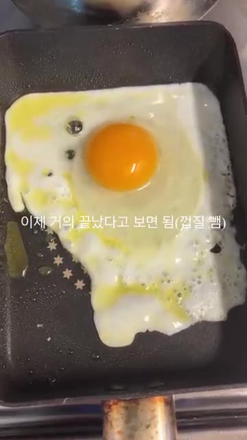 그릇에 밥을 담고 깍둑썰기한 토마토와 다진 청양고추를 올린다. — 여름 토마토 비빔밥