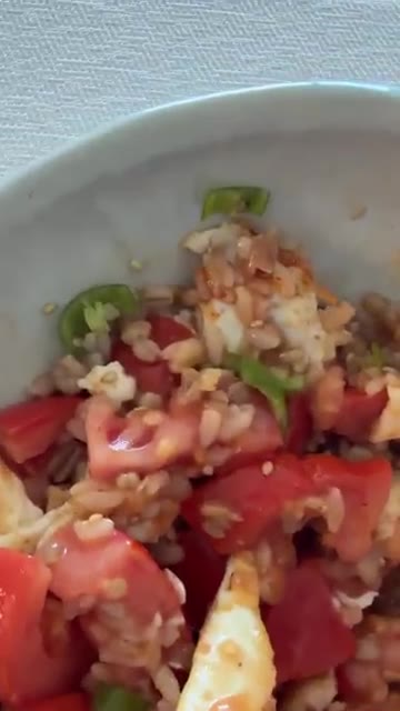 모든 재료를 잘 비벼준다. 맛있는 여름 비빔밥이 완성되었다. 좋은… — 여름 토마토 비빔밥