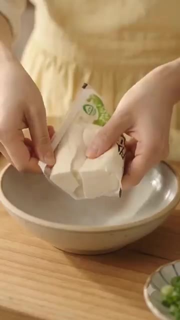 순두부를 그릇에 담아줍니다. — 들기름 간장 순두부 찜: 2분 완성