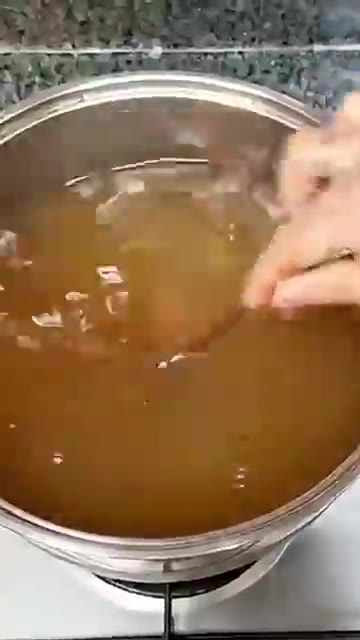 냄비에 물을 붓고 된장 1T와 커피 1t를 넣어 끓인다. — 통삼겹 수육 황금레시피