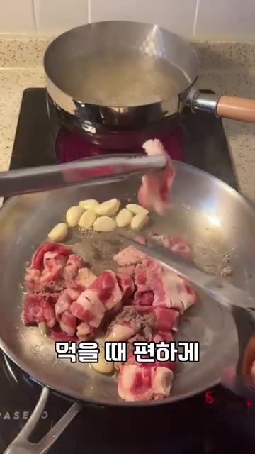 팬에 식용유를 두르고 우삼겹과 마늘을 넣고 고기가 익을 때까지 볶는다. — 고추장 우삼겹 파스타 레시피