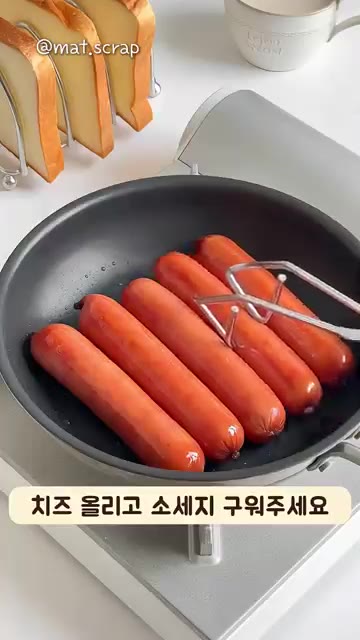납작하게 민 식빵 위에 슬라이스 치즈를 올리고 소시지를 넣습니다. — 치즈 폭발 식빵 핫도그 만들기