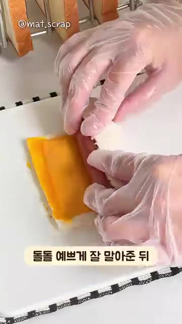 식빵으로 소시지를 돌돌 예쁘게 말아줍니다. — 치즈 폭발 식빵 핫도그 만들기