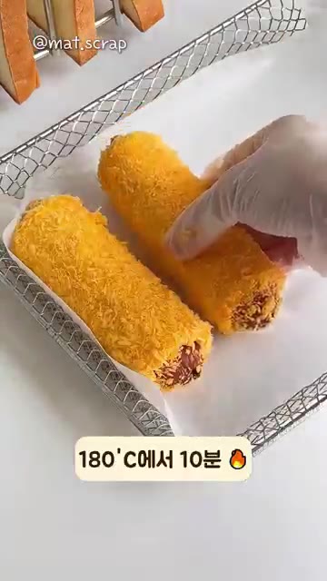 에어프라이어에 넣고 180℃에서 10분간 구워줍니다. — 치즈 폭발 식빵 핫도그 만들기