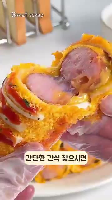 겉은 바삭하고 안은 치즈가 쭉 늘어나는 맛있는 식빵 핫도그가 완성됩니다. — 치즈 폭발 식빵 핫도그 만들기