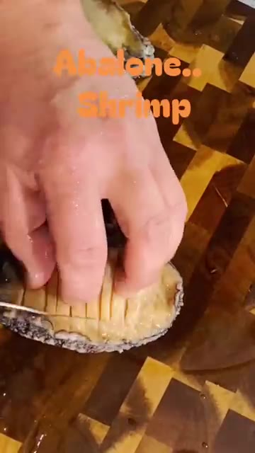 전복 껍데기에서 살을 분리하고 깨끗하게 세척한다. 전복 살에 격자… — Abalone and Shrimp Butter Pan-Fry