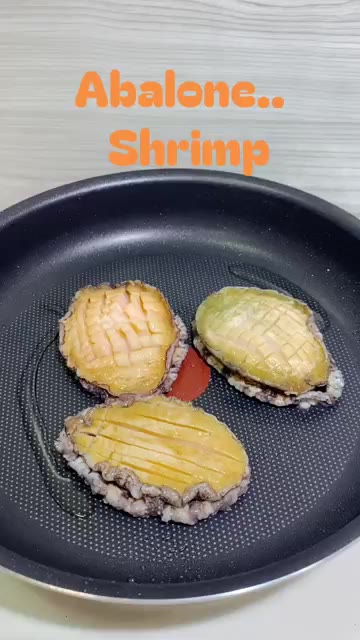 새우는 껍질을 제거하고 내장을 빼낸다. 팬에 올리브 오일을 두르고… — Abalone and Shrimp Butter Pan-Fry
