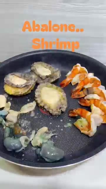 전복을 한쪽으로 밀어놓고 새우와 버터, 로즈마리를 넣고 함께 구워준… — Abalone and Shrimp Butter Pan-Fry
