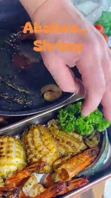 팬에 남은 버터와 육즙을 이용해 전복과 새우를 마저 익히면서 풍미를… — Abalone and Shrimp Butter Pan-Fry