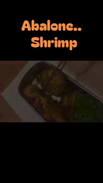 완성된 전복과 새우 요리를 도시락 통에 보기 좋게 담는다. — Abalone and Shrimp Butter Pan-Fry