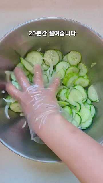 절여진 오이와 양파의 물기를 꼭 짜줍니다. 이때 나온 채수는 버리지… — 오이김밥 초간단 레시피 🥒
