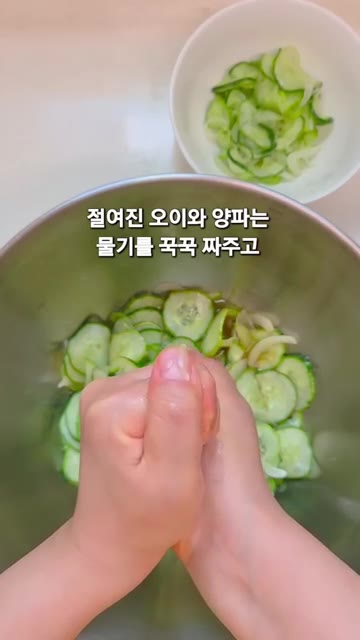 밥에 채수 5큰술과 참기름 2큰술을 넣고 맛있게 비벼줍니다. — 오이김밥 초간단 레시피 🥒