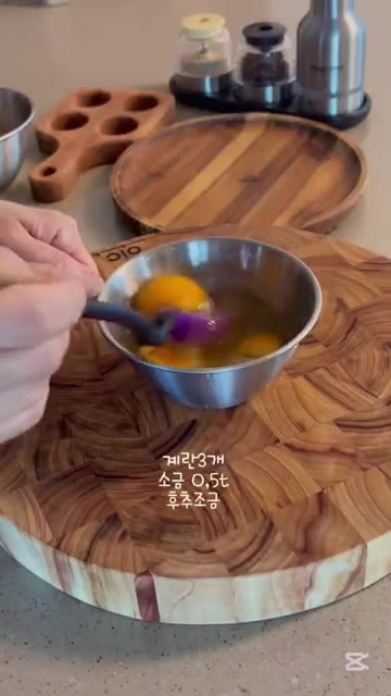 참치캔은 기름을 빼고 묵은지는 물기를 짜서 참치와 함께 섞어줍니다. — 김치참치마요 주먹밥