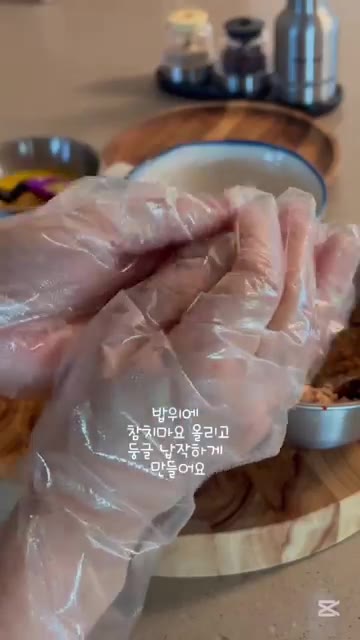 밥에 소금 한꼬집, 참기름 1T, 통깨 1T를 넣고 잘 섞어줍니다. — 김치참치마요 주먹밥
