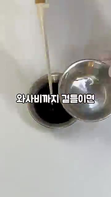 팬에 기름을 두르고 삼겹살 말이들을 노릇노릇하게 구워줍니다. — 대패삼겹살 버섯 부추말이와 와사비 간장소스