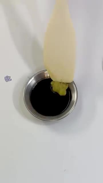 진간장 3큰술, 요리당 1큰술, 와사비를 섞어 양념장을 만듭니다. — 대패삼겹살 버섯 부추말이와 와사비 간장소스