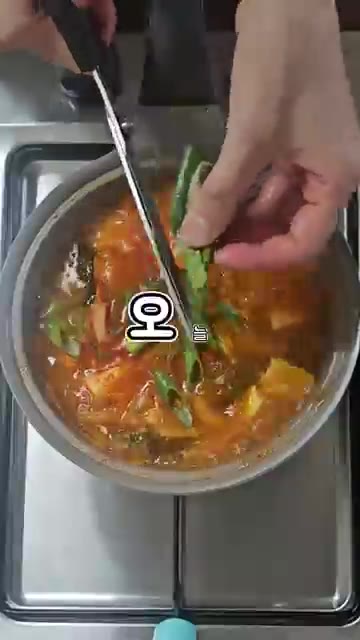 마지막으로 파를 올리고 한소끔 더 끓이면 완성입니다. — 라면사리 필수! 아이들도 잘 먹는 스팸두부김치찌개